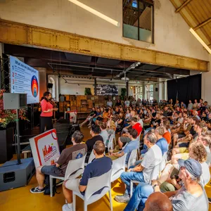 Foto van Meike Nauta die een presentatie geeft
