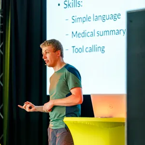 Foto van Rien Heuver die een presentatie geeft